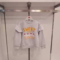 래핑차일드 부평점 어깨 라인에 프릴을 더해 러블리한 무드를 더해준 스웨트셔츠 B3A49-332-7O LHC