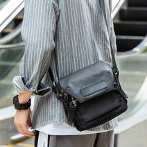 Ins 일본 유행 브랜드 메신저 가방 남성 캐주얼 스포츠 작은 어깨 가방 어깨 가방 다기능 우편 배달부 메신저 가방 남자 가방