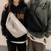 미디움 사이즈의 캐주얼한 스트릿패션 크로스백 가방