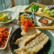 [밀키트] 이목원 마늘보쌈김치셋트 510g 맛있고 신선한 간편식 전자렌지사용 특제마늘소스 매콤하고 아삭한무김치 육즙가득 삼겹보쌈 한펙에 쏙!!!
