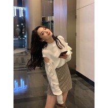 2022년 신작 한국판 니트 바닥 셔츠 여성 가을 겨울 서양식 탑 디자인 감각의 오프숄더