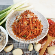 [물레방아반찬] 굴의 깊은 맛과 무의 상큼함이 어우러진 깔끔하고 상큼한 굴 무생채!!