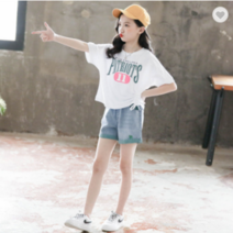 여아 라운드넥 티셔츠와 데님 반바지 의류 세트