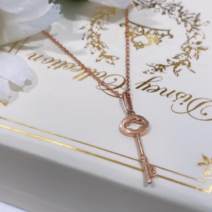 로이드 마스크 증정 14K 18K 아기자기함 속에 행운의 상징까지! 선물해주면 너무 좋은 목걸이 인천 뉴코아점