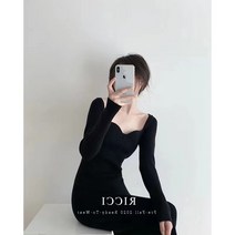 코트와 함께 긴 퍼스널드레스를 입어 날씬한 분위기를 연출하며 헵번풍의 몸에 타이트한 검은색 니트 원피스를 입어 여성스러운 가을을 연출한다
