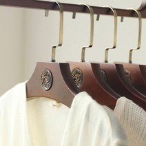 나무옷걸이 원목 정장 옷가게 옷걸이 아메리칸 원목 코트 행어 와이드 숄더 레트로 목재 의류 랙 가정용 심플한 미끄럼 방지 의류 후크, 4pcs
