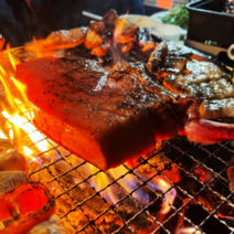 한돈 뒷고기 돼지 등뼈 뼈등심 돈 토마호크 돈마호크 스테이크 900g