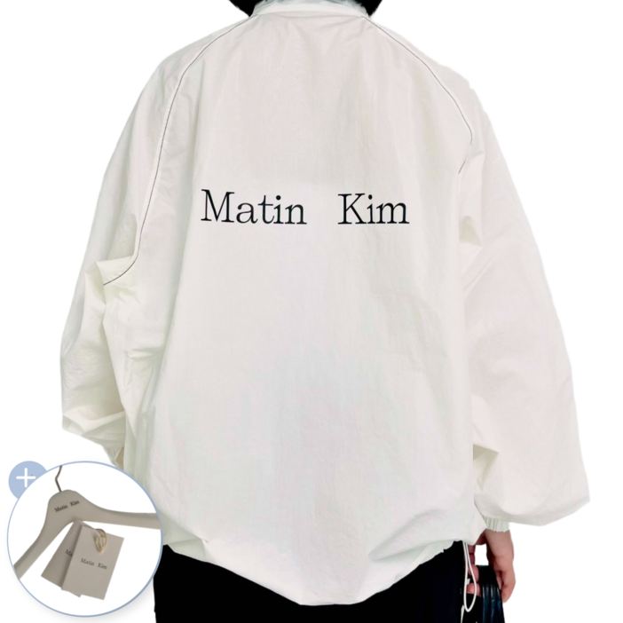 국내매장판 MATIN KIM LOGO COATING JUMPER 마뗑킴 로고 코팅 바람막이 점퍼  BRANX 옷걸이