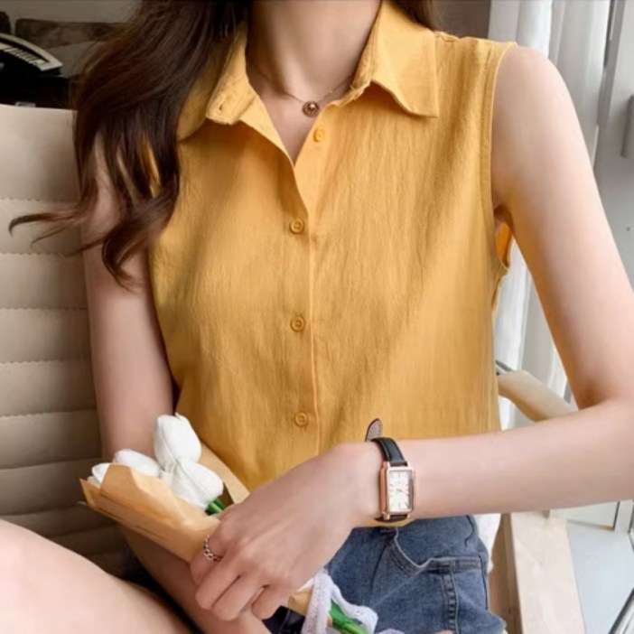 카라넥으로 깔끔하면서도 세련된 느낌을 주는 민소매 블라우스