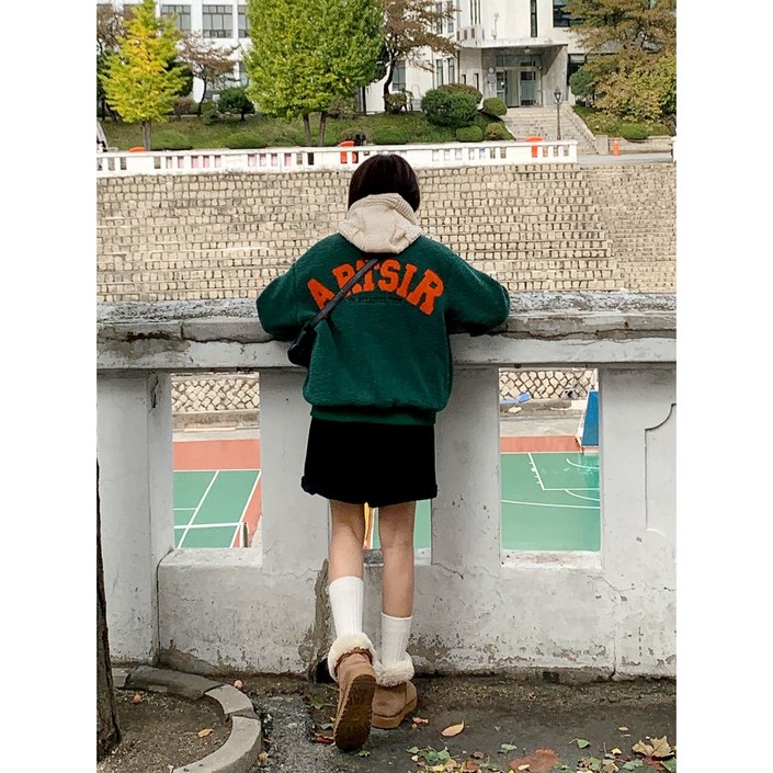 루네타 데일리 라잇썸 레터링 자수 뽀글이 양털 점퍼/
