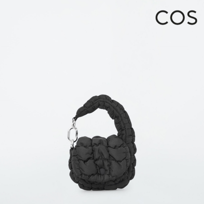 정품 COS 코스 퀼티드 나노백 가방 키링 키홀 백참 정품 COS 코스 퀼티드 나노백 가방 키링 키홀 백참