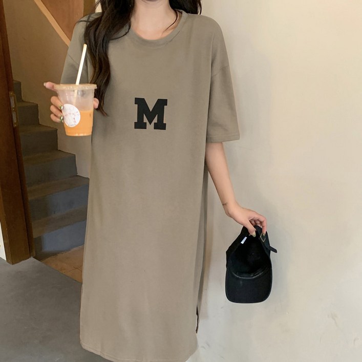 구디프 M레터링 슬릿 루즈핏 원피스