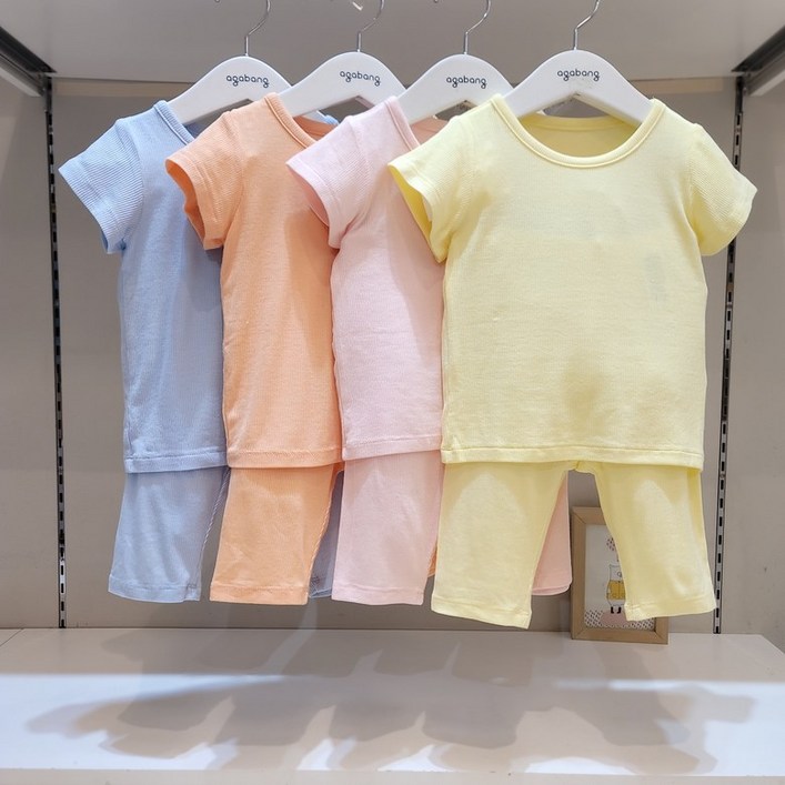 아가방 강남점부드럽고 찰랑거리는 인견소재촉감이좋고  시원한 느낌에 실내복상의 반팔 하의7부안심무형광