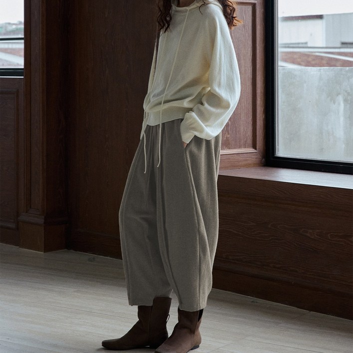 퀸앤조이 여성 간절기 루즈핏 울 배기바지 데일리 모던 9부 벌룬 밴딩 팡파르 팬츠