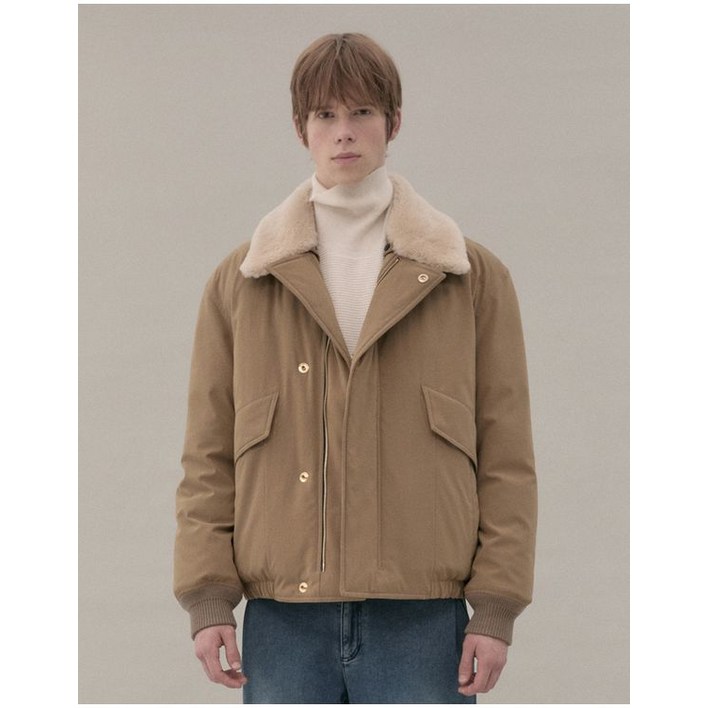 질스튜어트뉴욕 맨 24FW 베이지 디테쳐블 무스탕 카라 구스다운점퍼 JNJU4D113I2 517384