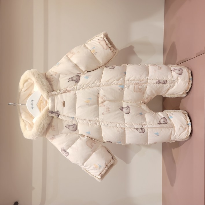 [아가방]강남점 발랄한 베어프린트의 다운우주복 / 오리털 충전재가 들어있어 보온성이 좋고 가벼운 우주복 아우터