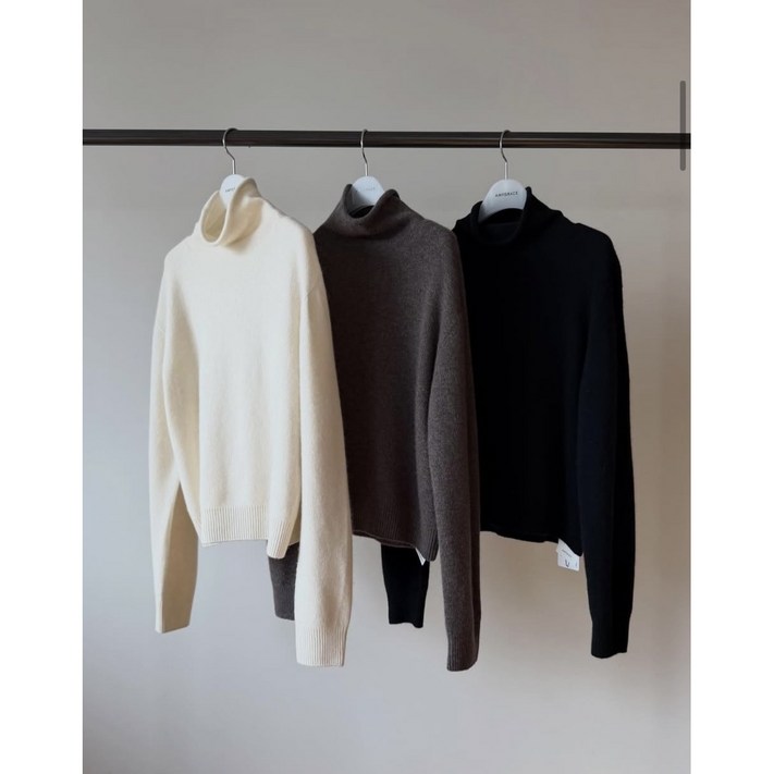 에이미그레이스 캐시 홀가터틀넥 니트