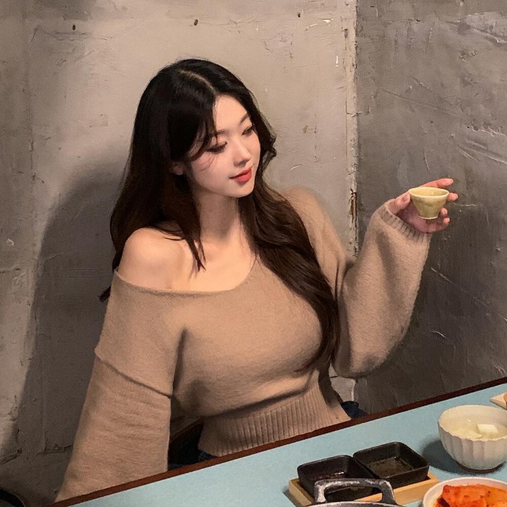 워너비뮤즈 /  허리잘록 언발 오프숄더 트임 크롭 니트
