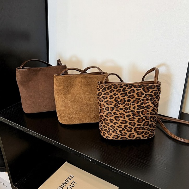 피치피치 스웨이드 스퀘어 미니 데일리 크로스백 숄더백 여성 가을 레오파드 호피 가방