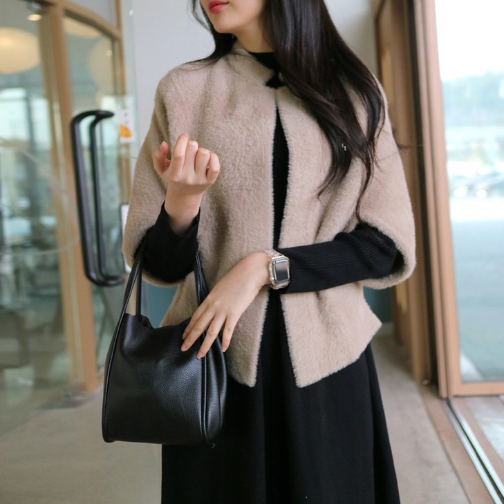 메리앤유 블랙밍크털 브로치 5부소매 하프가디건 메리앤유 블랙밍크털 브로치 5부소매 하프가디건